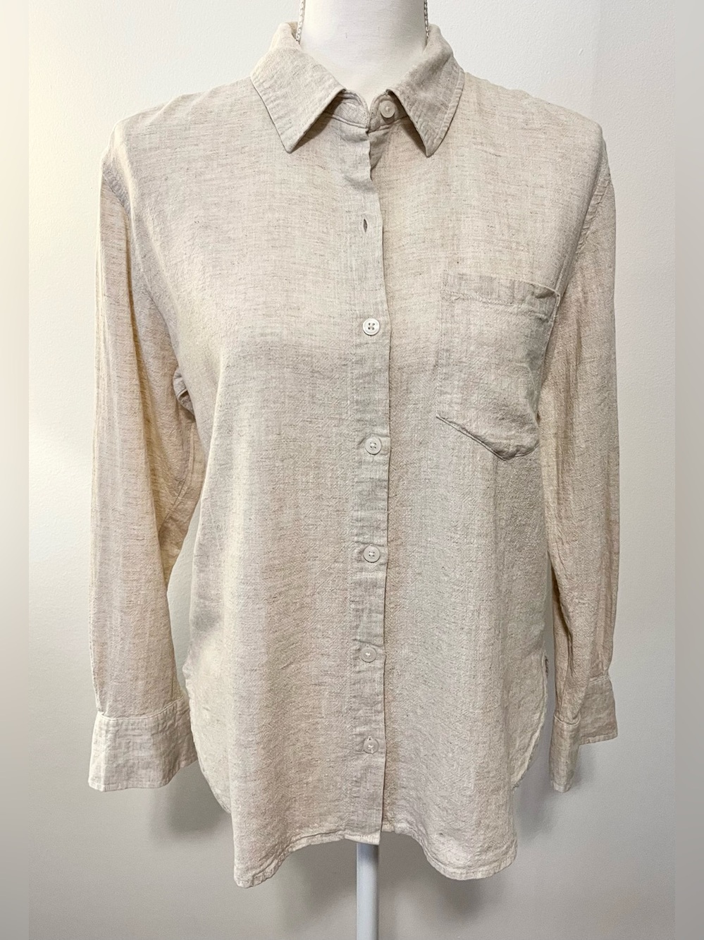 Banana Republic Factory Linen Blend Long Sleeved Button Up Shirt. Women’s Size S